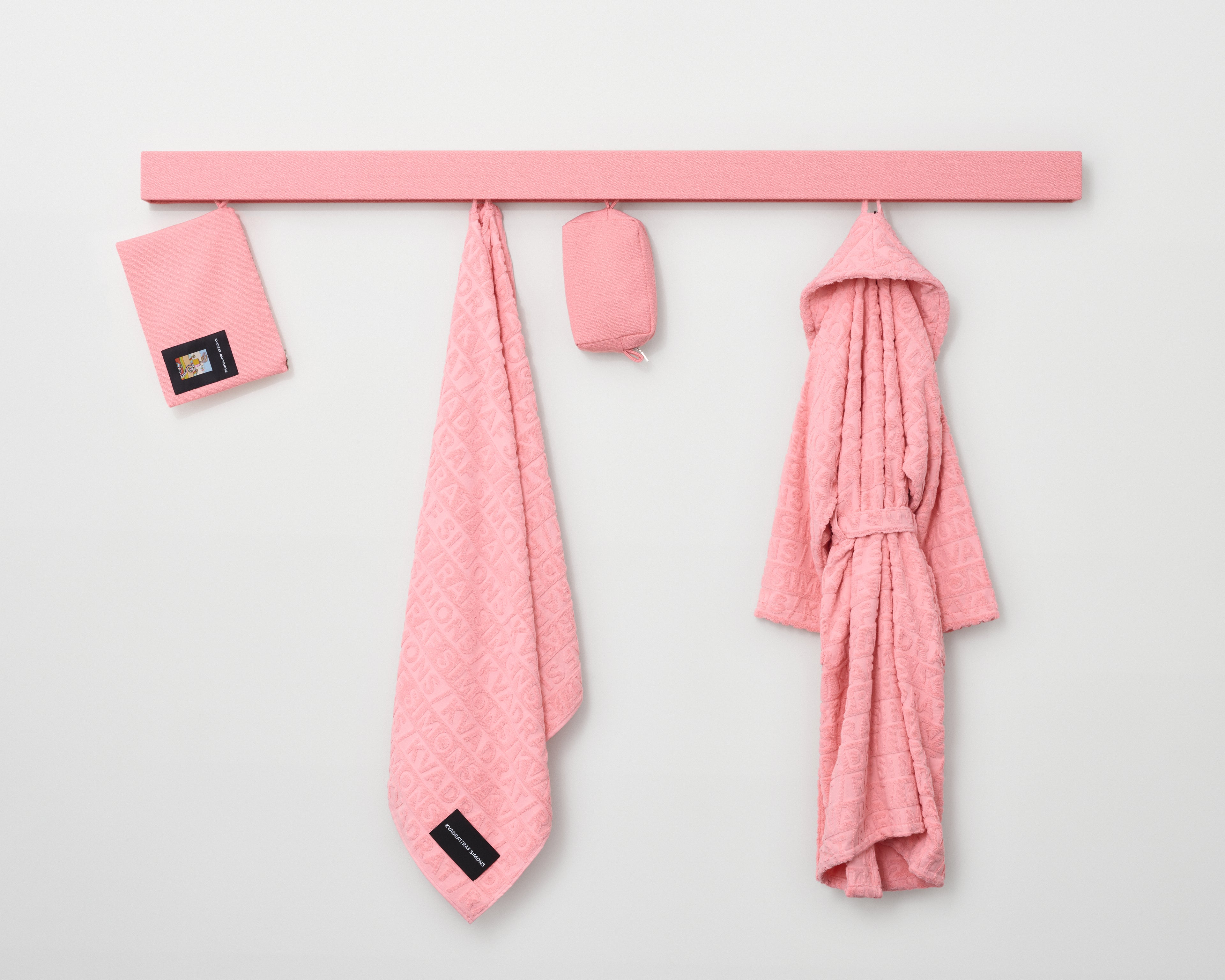 Kvadrat Raf Simons Shaker System with products in Pink